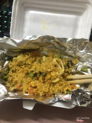 Đồ ăn siêu ít. Cơm hải sản 60k kiểu gì không có cái gì cả, được vài miếng mực mà chặt chém*** Không có lần thứ 2