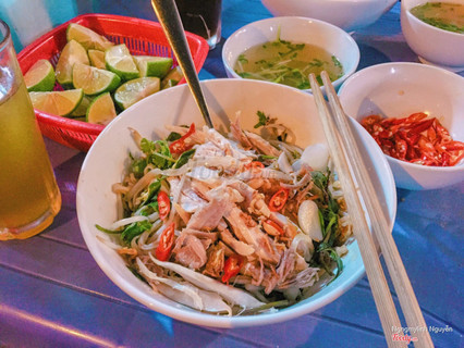 Trộn đều tay 20 tô phở trộn ngon lành nên thử một lần ở Hà Nội