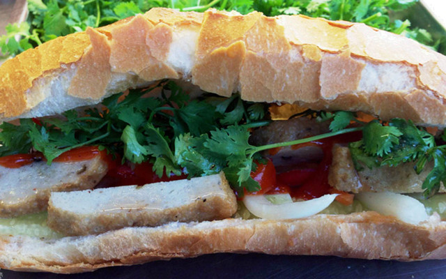 Út Hồng - Bánh Mì