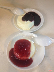 Panna cotta bery ( trên) + panna cotta việt quất ( dưới )