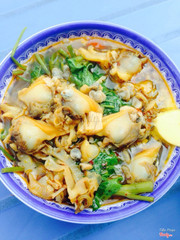 Mì ốc Dì Tư Thuỷ- Nhà thờ Xóm Chiếu Q4,ngon và rẻ, dì buôn bán rất dễ thương, chiều lòng khách luôn :)) 