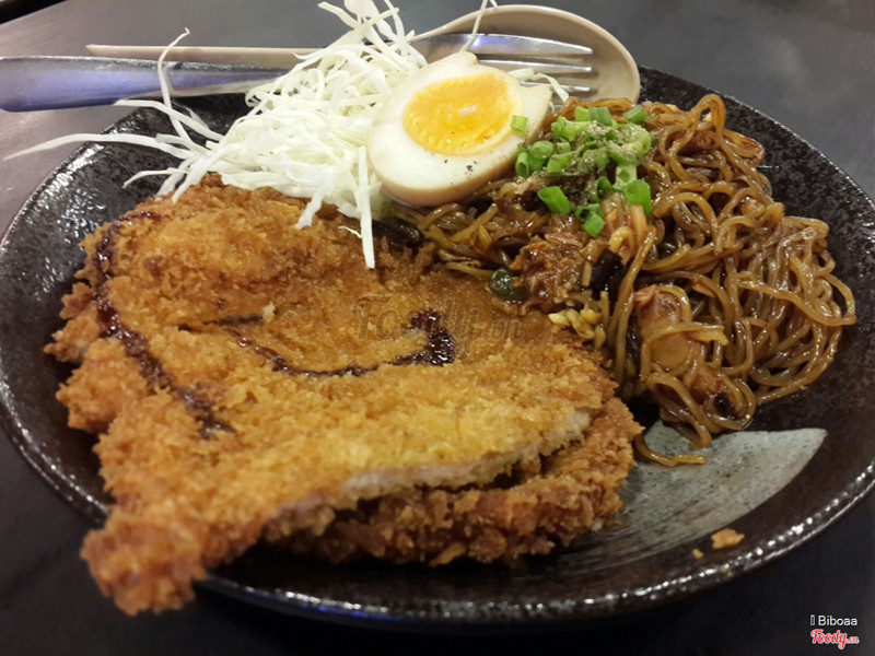 mì ramen xào thịt heo tẩm bột chiên giòn