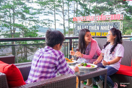 Điều thú vị khi ăn những món ăn đậm chất Đà Lạt giữa bầu không khí hấp dẫn của thung lũng đèn Đà Lạt