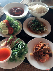 Set menu canh chua với rau xào quên chụp.