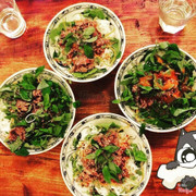 Quá ngon. Ăn no luôn ấy, màu bún đẹp, thơm thơm mùi vừng nữa. Trà đào kèm chỉ 5k thành ra 40 k một bộ ăn no đẫy luôn. Có điều hoà mát. Không gian đẹp, bàn ăn là một khung máy may, cổ cổ thích thích