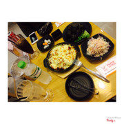 Cơm nắm ngon. Gà cay phô mai thơm lừng. Đi 2 ng mà ăn v là no lắm í. Nhân viên hơi chê 1 cái là mỗi lần gọi gì cũng toàn từ 2 lần trở lên mới nghe thấy, kiểu ko có tận tình chú ý khách cho lắm.