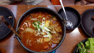 Ngon, cayyyy và có mì ở dưới nữa ( soup thập cẩm)