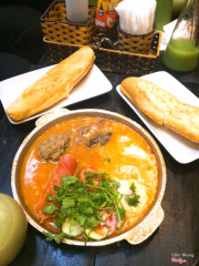 Bánh mì áp chào + bánh mì bơ sữa.