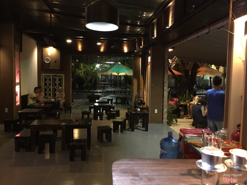 Cảnh quán trong nhà. Ở ngoài còn rộng lắm!