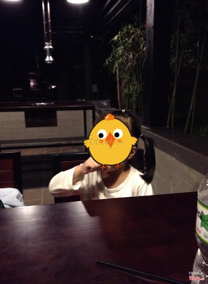 Em bé thích thú ngồi hát cho cả nhà thưởng thức giọng ca ăn cho miệng ^^