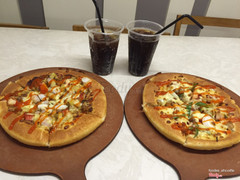 Quán sạch sẽ, thoáng, pizza khá ngon, phục vụ cũng dễ thương. 