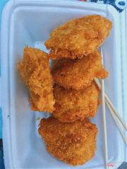 Chờ lâu với cả để ý hàng nước bên cạnh không may đứng lấn sang tí là có 2 con mụ ở đó xông ra chửi ngay trẻ hay già bà đấy cũng chửi mọi người để xe cẩn thận để ý không rước bực vào người. Còn về phần bánh thì ngon và giòn đợi hơi lâu, sốt cũng ít nữa :(((