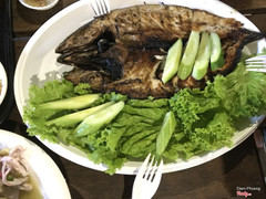 Chọn rất nhiều món nhưng cuối cùng thích món cá sapa nướng mọi nhất!! Vì cá ngọt & fresh hơn 90%. Không khí ở Ben Thanh streetfood mark làm tôi gợi nhớ những khoảnh khắc học xa quê hương!!! Thanks những hương vị quê nhà làm ấm lòng tôi lúc ấy....THANKS TASTE!!!.. 
