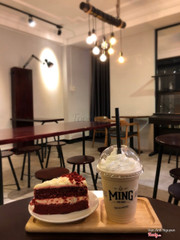 Cà phê đá xay, bánh red velvet