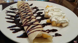 bánh crepe sốt chocolate