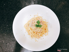 Mỳ Ý thịt nguội cùng sốt kem nấu với lòng đỏ trứng gà. Nhược điểm: Ăn tại quán sẽ ngon hơn delivery nhiều, do đặc thù sốt kem rất nhanh đặc quánh khô lại. <3 