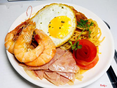 Mì ý dăm bông trứng ốp la thêm tôm