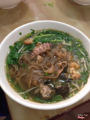 Sợi bánh đa đỏ dai ngon quyện với nước dùng ngọt đậm đà