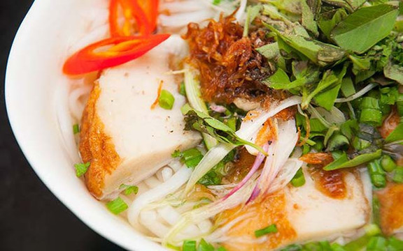 Bánh Canh Xương Chả - Bà Huyện Thanh Quan