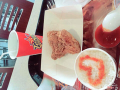 Ăn gà rán ở đây thì đc dùng nước lấy miễn phí luôn nha 😆