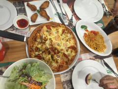 Pizza ngon tuyệt, thích nhất là salat trộn và mì ý rất ngon