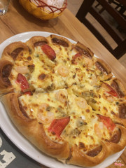 Pizza hải sản viên xúc xích + phô mai