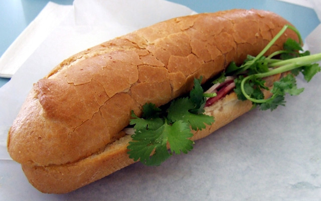 Mạnh Lực - Cửa Hàng Bánh Mì 