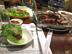 Quán chuyên bò nướng mới nổi thì phải.quán có hai địa chỉ là ở mạn trung yên cầu giấy và ở trong khu the manor nhé.ở đây chỉ bò bò và bò - điều quan trọng phải nói 3 lần vì ai chỉ thích lợn thì đừng nên vào đây nếu không muốn nhịn cả buổi :)))))) bò ở đây rất tươi và khá rẻ mình gọi suất 1,2 kg bò chủ 880k thôi mà 5 người ăn không hết TvT.ở đây còn có cả khu salat bar nhé ăn rau dưa thoải con gà mái luôn :)))) nhân viên phục vụ nhiệt tình dth.điểm trừ duy nhất là ống hút khói hoạt động chưa tốt nên mặc dù hút mà khói cứ phả vào mặt :))))