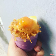 Cupcake bông lan trứng muối, trước đây mình không thích cupcake lắm, vì nó dễ nghẹn , nhưng sau bao nhiêu tìm tòi thì giờ mình rất ưng ý với cốt bánh thơm mềm , tan trong miệng kết hợp lớp sốt thì mọi thứ dường như hoàn hảo