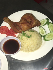 cơm gà xối mỡ, hạt cơm mịn, ráo dầu, nước chấm me hết xẩy