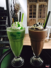 Trà xanh đá xay + socola đá xay