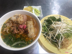 giò mêm, chả thơm mùi bò, hành tím ngâm chua vs nước lèo đẫm đà. kính mời quý khách