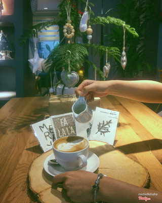 Nhân viên thân thiện, quán decor dễ thương, menu theo mình thì chủ yếu là cafe espresso pha máy và một số loại trà nên cũng không thấy quá hấp dẫn và đa dạng. Quán nằm ở Phú Mỹ Hưng nên đa số khách tới đây là người Hàn. Đây là không gian thích hợp cho những ai thích không gian không xô bồ để nhâm nhi cà phê thì chỗ này lí tưởng đấy. 