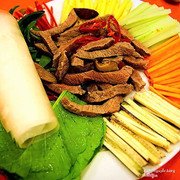 Bò cuộn cải xanh chấm mù tạt