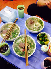 Ngon bổ rẻ , nhiều thịt dã man :)~~. Quán rất đông và nhìn k được sạch sẽ lắm vì khách vào ngồi liên tục. 