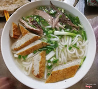 Bánh canh cá + chả cá. Ngon lắm. Bánh canh sắt mà mềm chứ k cứng ngắt như mấy chỗ khác, ăn không sợ khó tiêu. Khổ nổi còn to hơn tô phở đặc biệt, đàn ông ăn cũng no căng, tô này chỉ 28k