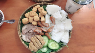 Hấp dẫn với bún đậu mắm tôm thập cẩm ở tiến hải qán . Ăn là ghiền 😋😋😋