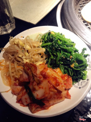 Salad và kimchi