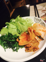 Rau và kimchi