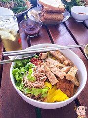 Mì Quảng của Orange Box Coffee . 