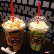 Tôi cực kì thích highlands phạm minh đức. Từ view quán cho đến cách pha chế đôf uống ở đây. Nhưng không biết vì sao mọi người lại chê đến vậy :( T1: quán có 2 tầng, không gian rộng, đẹp, thoải mái. Buổi tối có thể ra ban công ngồi ngắm đường phố 👌🏻T2: đồ uống ở đây tôi thấy pha rất ổn, vừa, theo cá nhân là hợp với khẩu vị của tôi. Tôi đã thử matcha freeze, trà đào, trà thạch đào, trà thạch hồng, và tôi rất thích cách pha chế ở cơ sở này hơn tất cả các cơ sở highlands ở hải phòng T3: và đặc biệt cách phục vụ ở đây, cảm thấy bị ấn tượng bởi nhân viên vì rất nhiệt tình, lễ phép và lịch sự. 