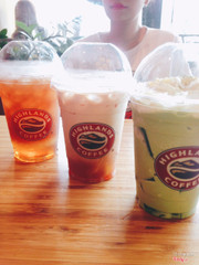 Mình chắc là thành con nghiện highland mất . Chỉ thích ngồi highland thôi , đặc biệt rất thích uống trà chanh leo , đậm vị trà dậy mùi chanh leo uống có kèm cả nha đam nữa nhé , ngon tuyệt cú mèo luôn . Đã thử hết các chi nhanh nhưng vẫn cứ thích highland viễn thông A vì đồ pha khá đậm . Tuy nhiên cảm nhận riêng của mình khi uống dùng kem của freeze trà xanh thấy nhạt hơn so với nơi khác thử 