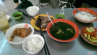 Gà chiên, lòng luộc, canh cua rau đay