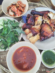 Gà nướng chanh dây mật ong. Vị sốt không đặc sắc lắm nhưng gà mềm và nước chấm ngon. Có xôi và bánh mỳ ăn kèm nên 2 người ăn hết 200k là no. À ngoài ra checkin còn được giảm giá nữa. Không gian quán nhỏ nhưng mát mẻ, nhân viên dễ chịu