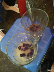 cái này là chè thập cẩm + chè ngô, có điều mìg ăn gần xog mất r. :))