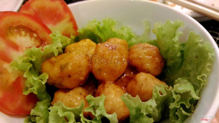 Cá viên vị bùi, béo, thơm cari và có độ cay vừa phải thích hợp cho tính đồ ăn văt