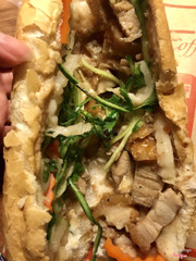 Bánh mì thịt quay mắm