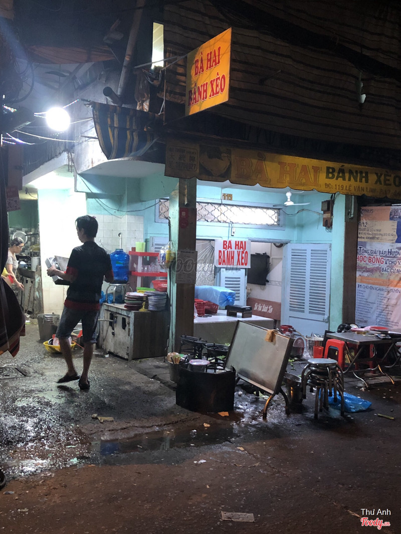 Mặt tiền để bảng, chỗ ngồi ngay cái hẻm bên hông