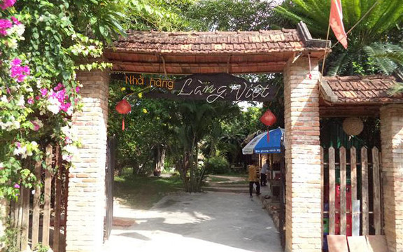 Nhà Hàng Làng Việt