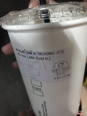 Mình mới order baemin ly trà sữa phúc long, nhưng nước trà sữa đen như hình, mình tưởng màu nước dơ nữa chứ. Mình thất vọng thiệt sự vì giá 1 ly nước cũng không phải là rẻ. 55k chớ bộ huhu